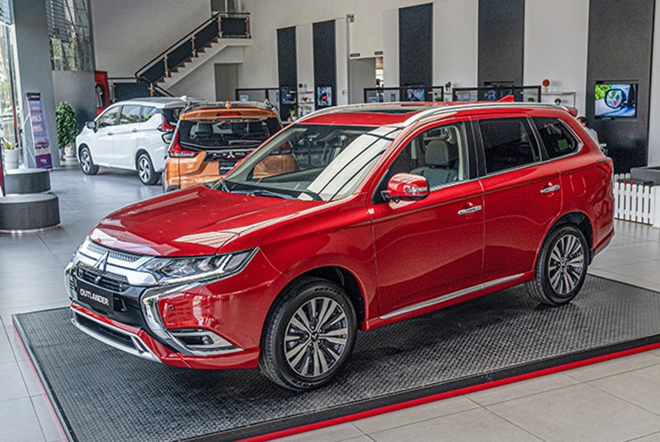 MItsubishi Outlander xe gia đình trong tầm giá 1 tỷ đồng liệu có xứng đáng? - 1