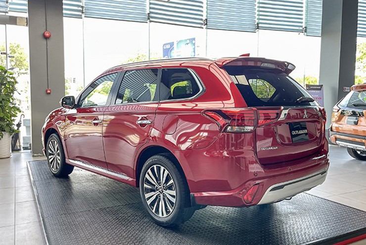 MItsubishi Outlander xe gia đình trong tầm giá 1 tỷ đồng liệu có xứng đáng? - 2