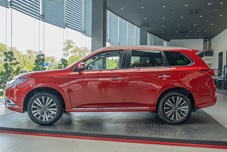 MItsubishi Outlander xe gia đình trong tầm giá 1 tỷ đồng liệu có xứng đáng? - 3