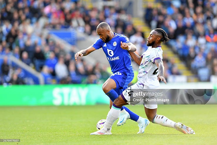 Leicester (áo xanh) thi đấu ấn tượng