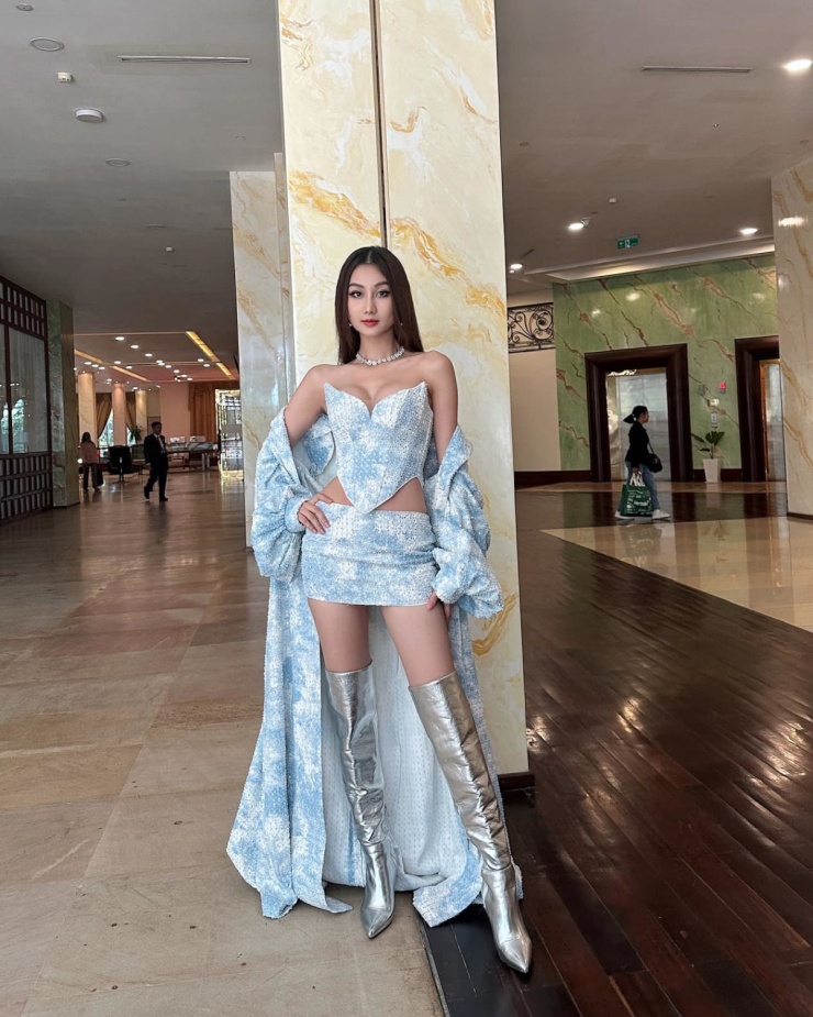 Tại Miss Grand International 2024 năm nay, chân dài đến từ Quảng Nam được stylist Nguyễn Minh Quân chăm lo diện mạo. Để phù hợp với tinh thần của cuộc thi, êkíp chuẩn bị cho Quế Anh những trang phục cắt xẻ táo bạo.