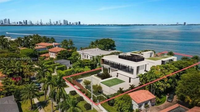 Nhà Becks được cho đang để mắt tới biệt thự 9 phòng ngủ ở Miami (khoanh hồng). Ảnh: Realtor