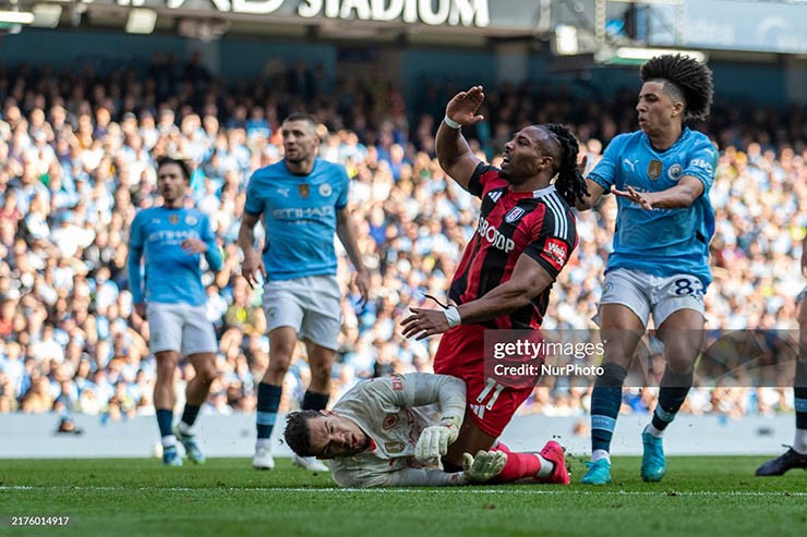 Traore (áo đỏ đen)&nbsp;thi đấu năng nổ trước Man City