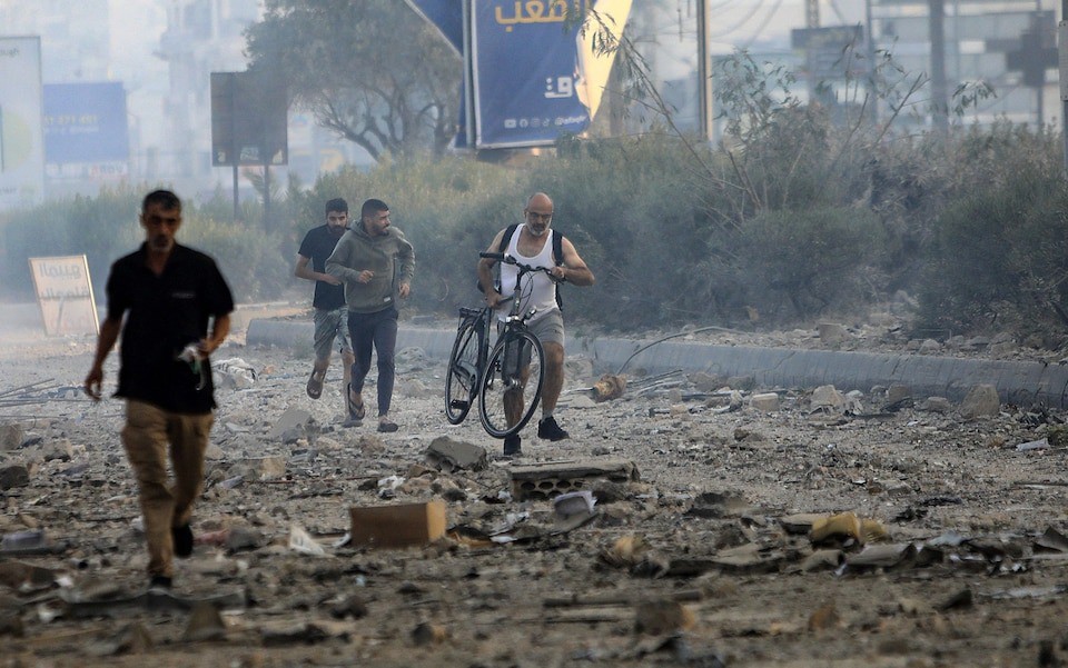 Người dân thủ đô Beirut bỏ chạy tìm đến nơi an toàn khi Israel không kích dữ dội. Ảnh: AFP