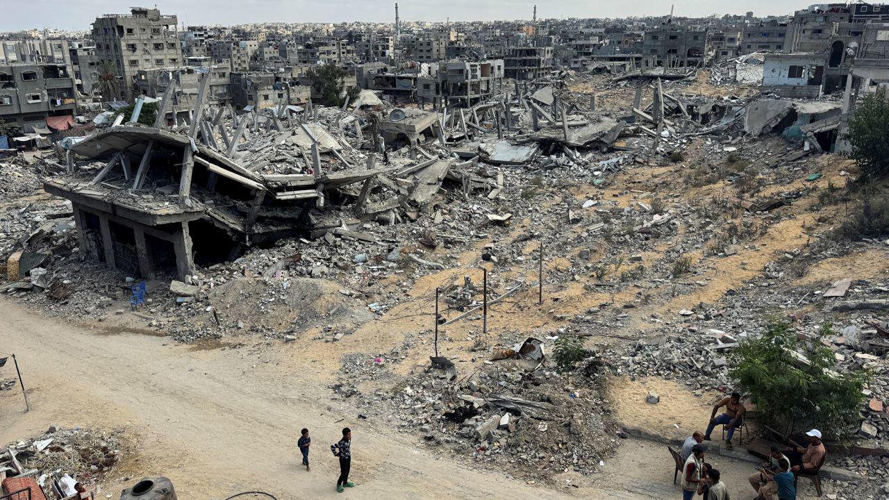 Cảnh tượng đổ nát ở Dải Gaza sau một năm xung đột (ảnh: CNN)