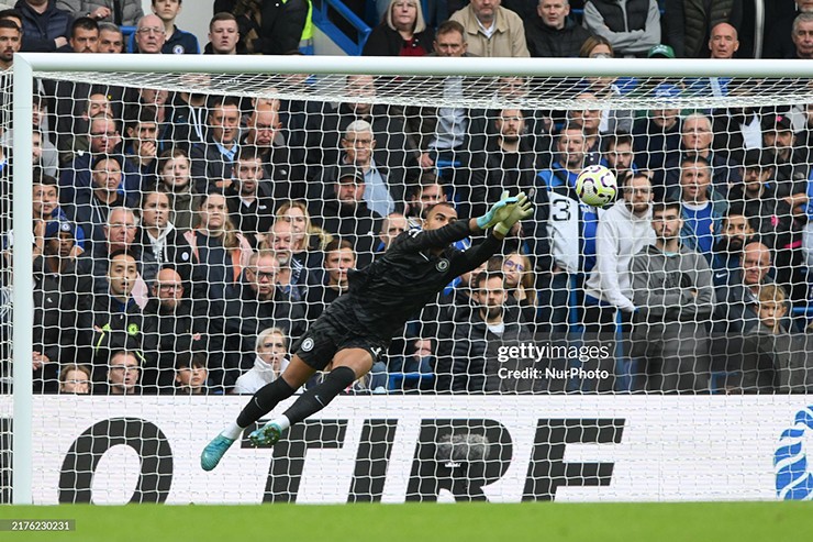 Thủ thành&nbsp;Sanchez liên tục cứu thua cho Chelsea