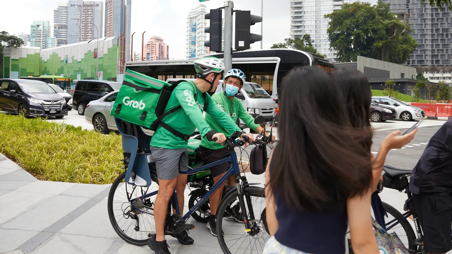 
Anthony Tan đang làm tài xế giao hàng cho Grab.