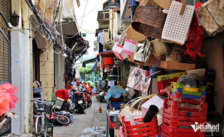 Càng vào sâu, những căn nhà "dãy kinh tế mới" càng nhỏ và chật đến nỗi người dân đem đồ ra bày, treo ở một bên hẻm. Ảnh: Hà Nguyễn