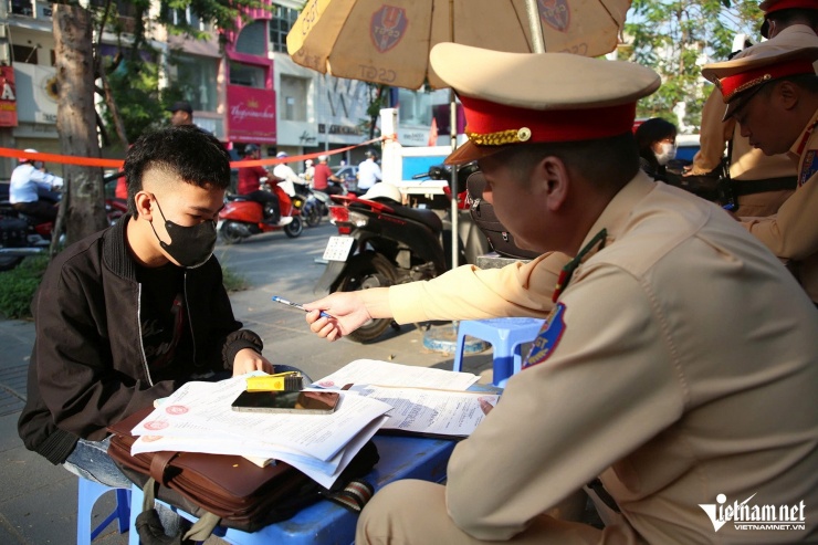 Mối lo học sinh bất chấp luật giao thông, CSGT liên tục xử lý trường hợp điều khiển xe 125 phân khối