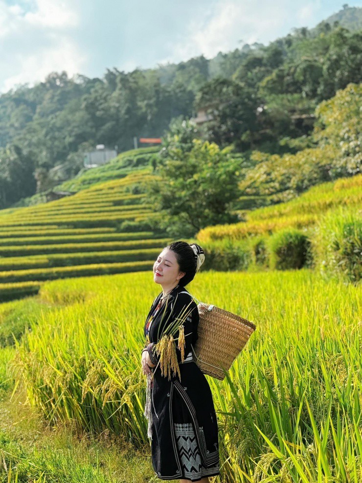 Cô nàng check-in bên mùa vàng Hồng Thái.