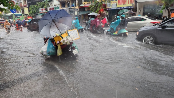 Cơn mưa lịch sử nhấn chìm giao lộ dẫn đến sân bay Tân Sơn Nhất