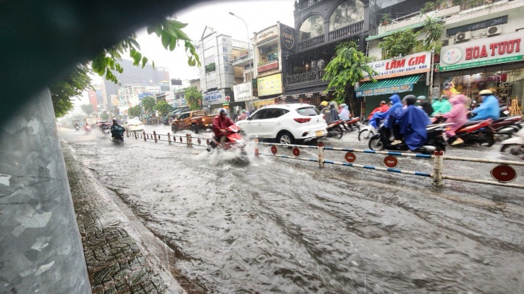 Cơn mưa lịch sử nhấn chìm giao lộ dẫn đến sân bay Tân Sơn Nhất