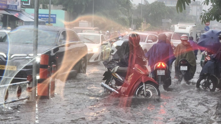 Cơn mưa lịch sử nhấn chìm giao lộ dẫn đến sân bay Tân Sơn Nhất