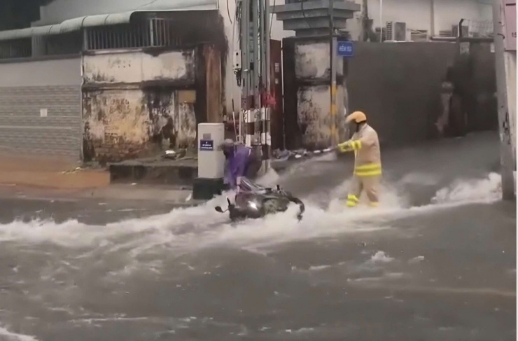 Cơn mưa lịch sử nhấn chìm giao lộ dẫn đến sân bay Tân Sơn Nhất