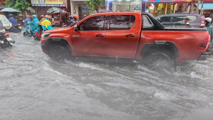 Cơn mưa lịch sử nhấn chìm giao lộ dẫn đến sân bay Tân Sơn Nhất