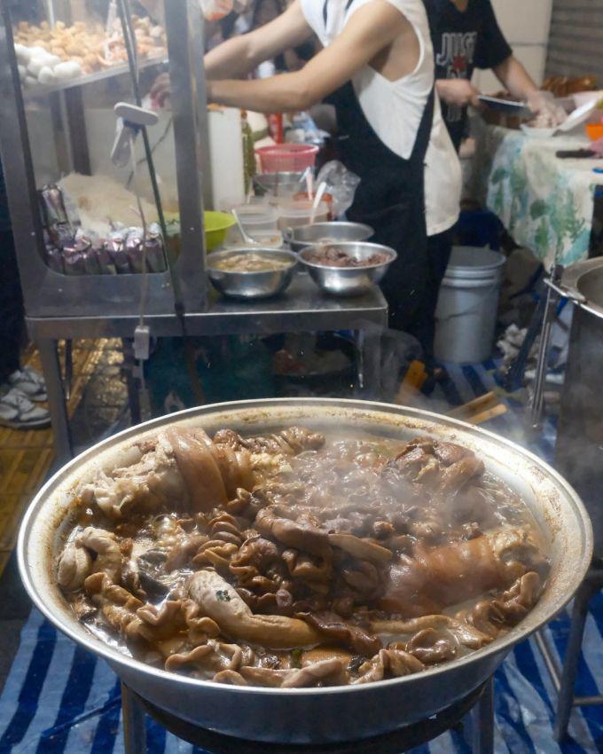 Vợ chồng Trấn Thành &#39;càn quét&#39; ẩm thực Bangkok - 7