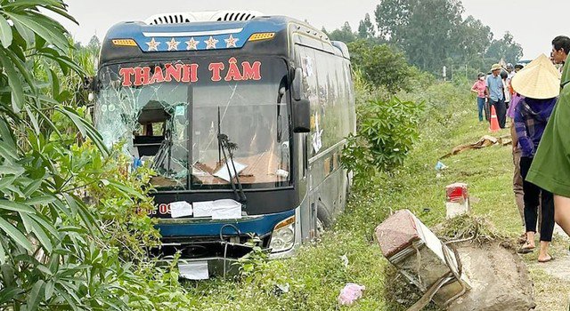 Hai Nạn Nhân Tử Vong Trong Vụ Tai Nạn Xe Khách Lật Ngược Ở Nghệ An