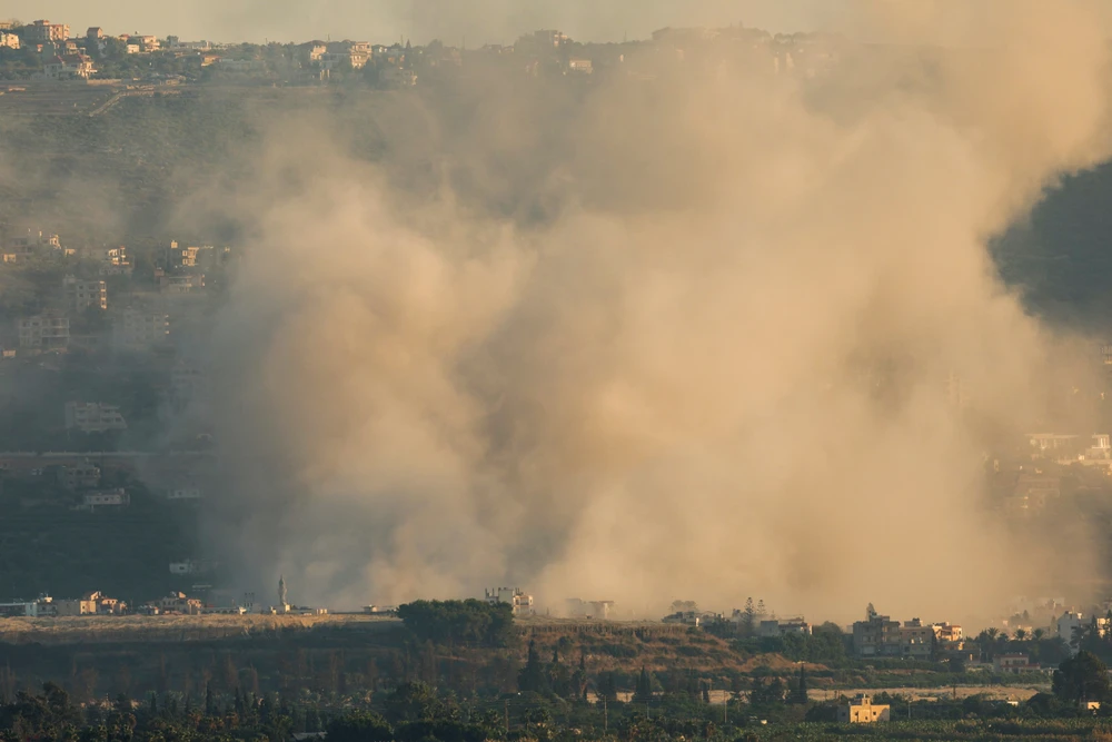 Khói bốc lên trong đợt giao tranh giữa Israel và Hezbollah ở nam Lebanon hôm 4-10. Ảnh: REUTERS