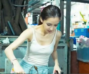 Angelababy trải nghiệm nướng thịt ở vỉa hè, phục vụ thực khách ăn khuya.