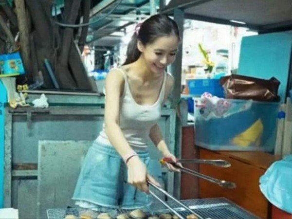 Angelababy thu hút sự quan tâm khi thuần thục trong vai trò người bán thịt nướng.