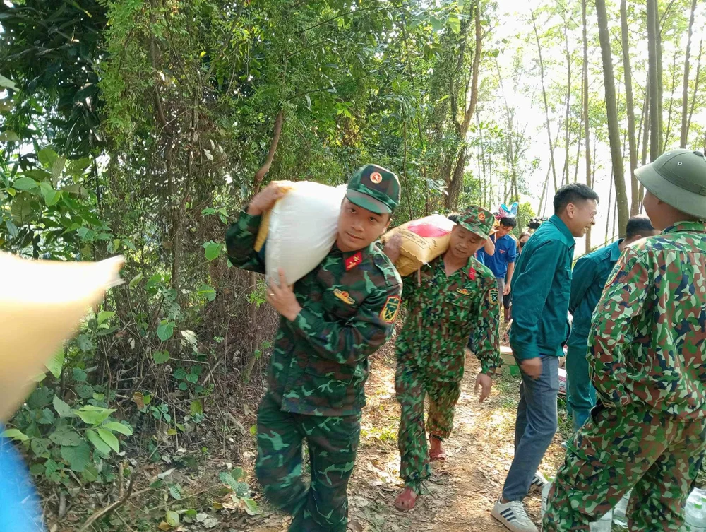 Huyện Yên Lập khẩn trương mở đường công vụ, tiếp tế lương thực cho hàng nghìn người cô lập do sạt lở