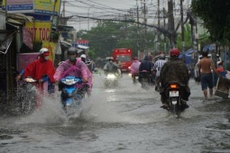 Cảnh báo mưa lớn, lốc xoáy và sạt lở đất tại miền Trung và Nam Bộ