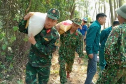 Huyện Yên Lập khẩn trương mở đường công vụ, tiếp tế lương thực cho hàng nghìn người cô lập do sạt lở