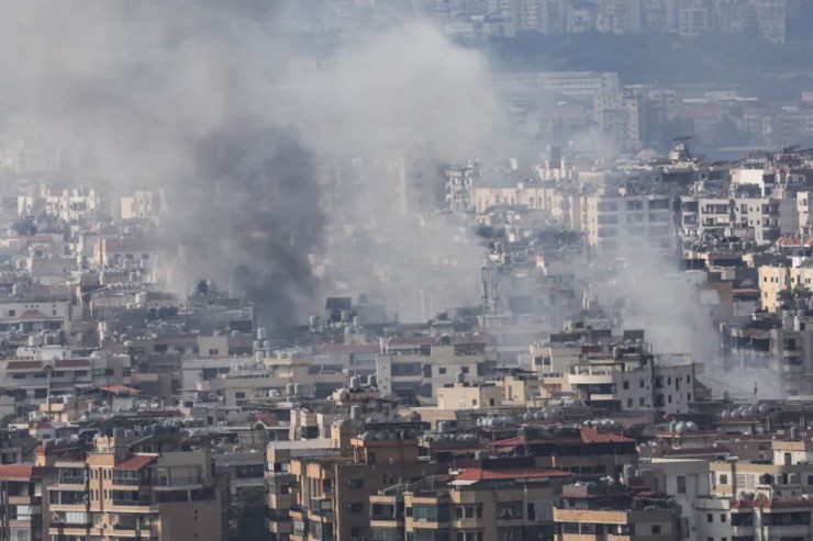 Khói bốc lên ở khu vực Dahieh,&nbsp;thủ đô Beirut, Lebanon sau một cuộc không kích của Israel. Ảnh: Reuters.