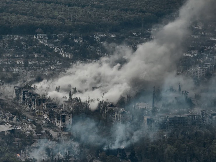 Cảnh tượng sau khi chiến đấu cơ Nga ném bom lượn ở thành phố Toretsk, vùng Donetsk. Ảnh: Getty Images