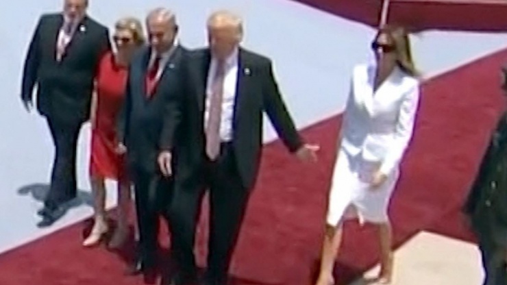 Bà Melania phủ nhận gạt tay chồng trong chuyến thăm Israel năm 2017.