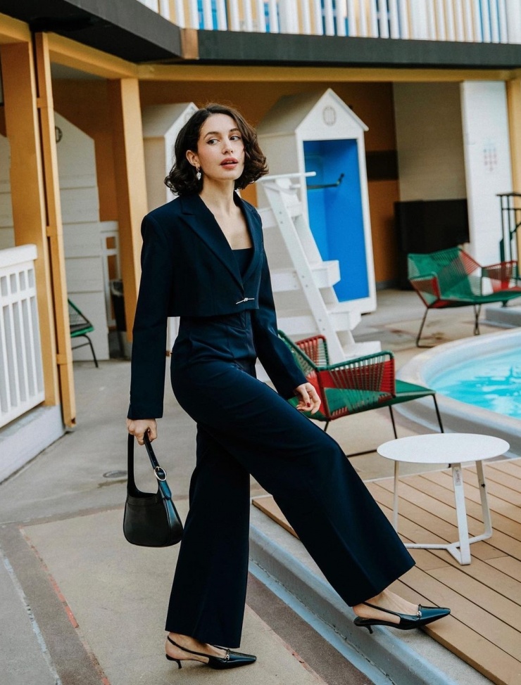 Người thấp nhỏ có thể thử kết hợp jumpsuit với blazer dáng ngắn và giày cao gót mũi nhọn, giúp tạo cảm giác lưng ngắn chân dài.