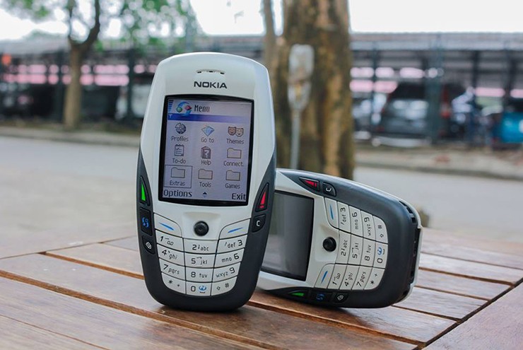 Nokia 6600 trông khá bụ bẫm.