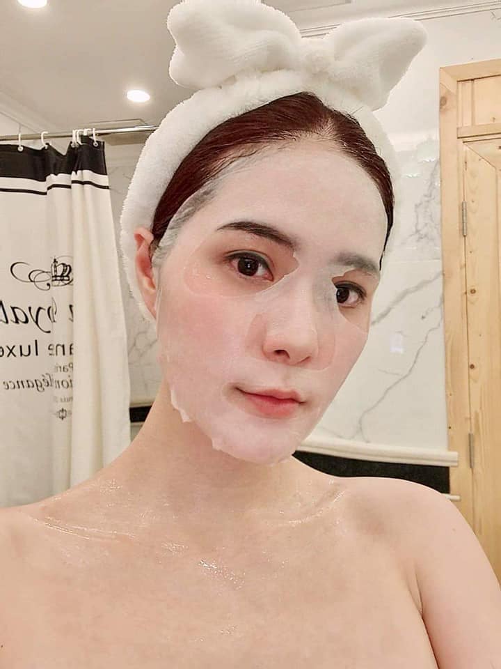 Để có được làn da như hiện tại, người đẹp chăm chỉ skincare mỗi ngày.&nbsp;