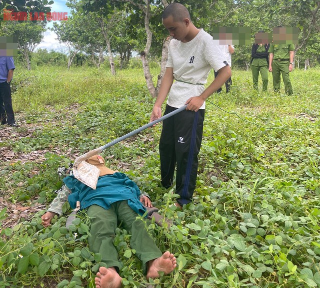 Nguyễn Văn Tiến tái hiện lại quá trình phạm tội - Ảnh Công an cung cấp