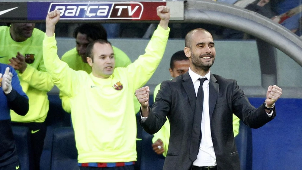 HLV Pep Guardiola khi còn huấn luyện Iniesta. Ảnh: GETTY.