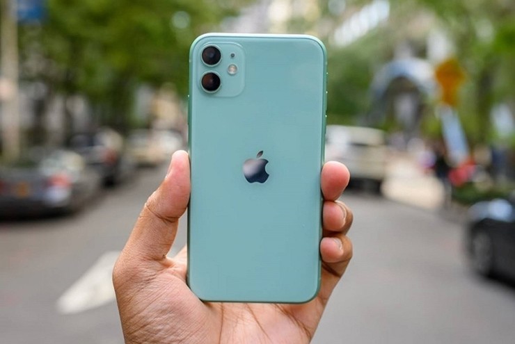 iPhone 11 128 GB có giá khoảng 9,8 triệu đồng.