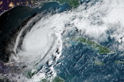 EE.UU.: La supertormenta Milton alcanza su punto máximo de tormentas en la Tierra y Florida se enfrenta al desastre