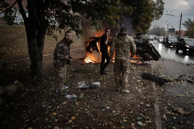 Cảnh tượng sau một cuộc không kích ở thành trì Sloviansk, vùng Donetsk. Ảnh: New York Times.