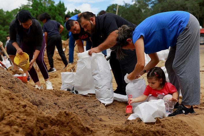 Người dân ở Florida gom cát vào bao để gia cố nhà cửa (ảnh: CNN)