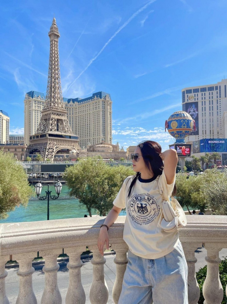 Tạo dáng trong khung cảnh Las Vegas, Anh Phạm mix áo thun trắng cùng quần jeans tối giản.