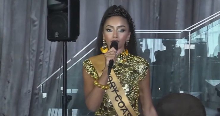 Miss Grand Ivory Coast - Aya Kadjo xuất hiện với tạo hình cá tính, gây ấn tượng khi hát và rap ca khúc lấy cảm hứng từ cuộc thi.