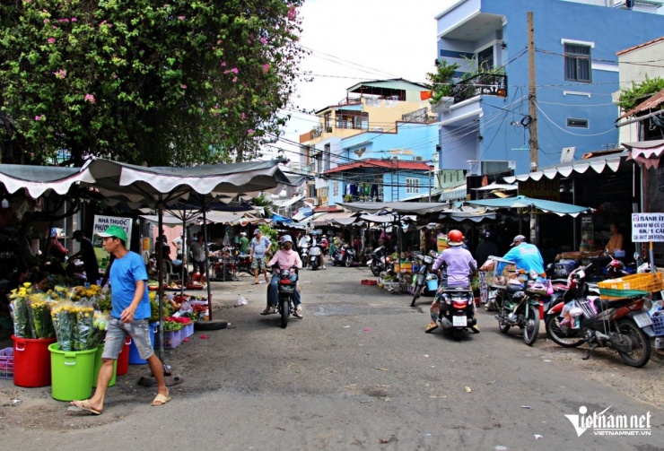 Chợ tự phát đầu hẻm "bát quái" dẫn vào "thành phố ma". Ảnh: Hà Nguyễn