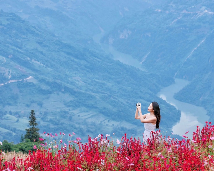 Tìm về thiên nhiên rực rỡ sắc màu ở mảnh đất ‘đá nở hoa’ 1 Thiên nhiên hùng vĩ ở Hà Giang làm nao lòng du khách.