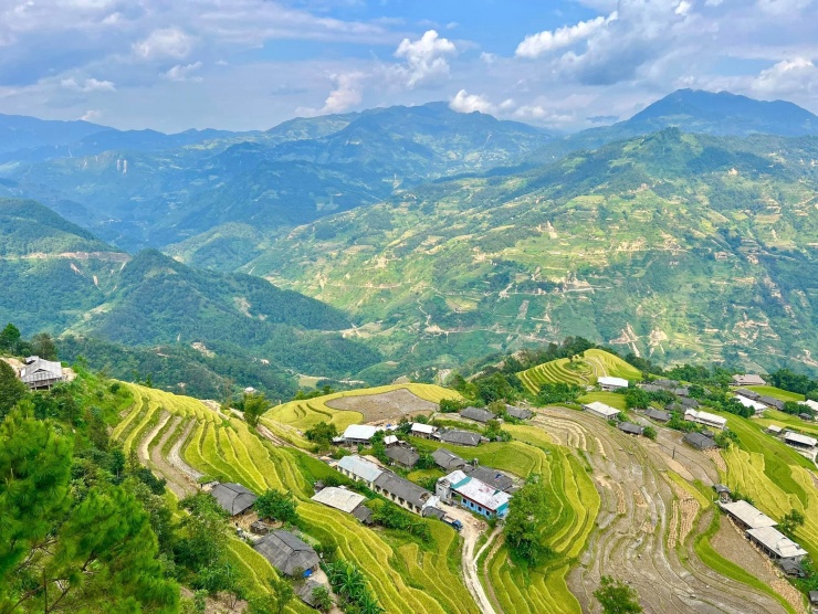 Tìm về thiên nhiên rực rỡ sắc màu ở mảnh đất ‘đá nở hoa’ 3 Những dãy núi sừng sững trong tiết trời tuyệt đẹp.