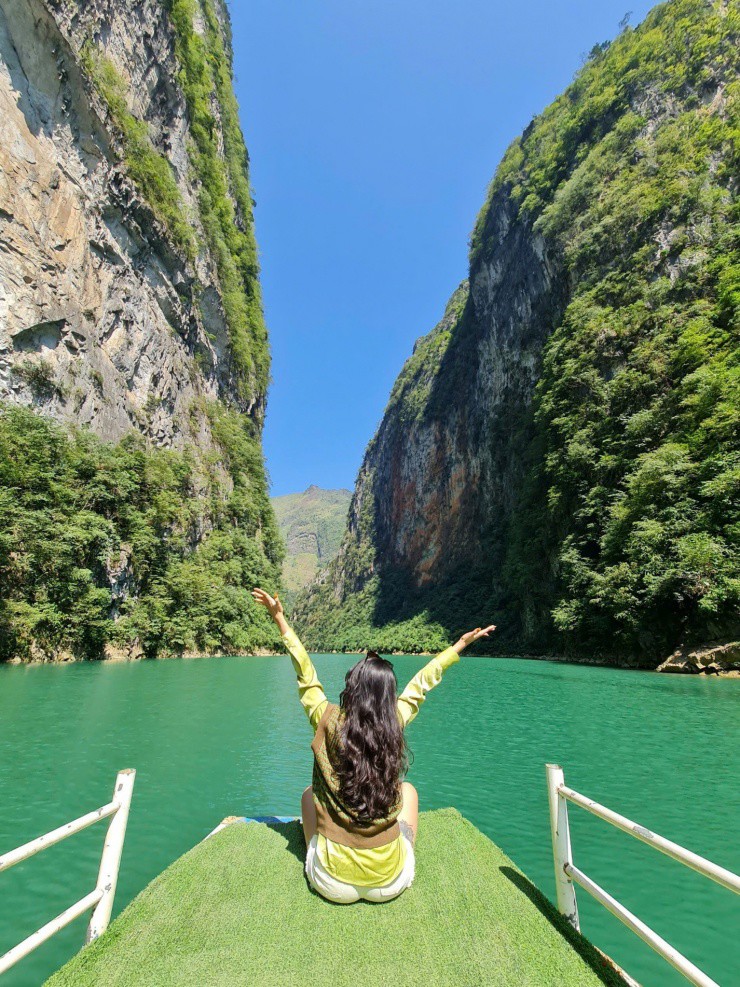 Tìm về thiên nhiên rực rỡ sắc màu ở mảnh đất ‘đá nở hoa’ 9 Du khách chiêm ngưỡng khung cảnh hùng vĩ của dòng sông nổi tiếng.
