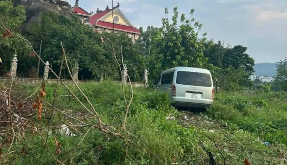 Chiếc xe bị vất lại tại bãi đất trống sau khi bỏ chạy một quãng đường dài. Ảnh: MT.