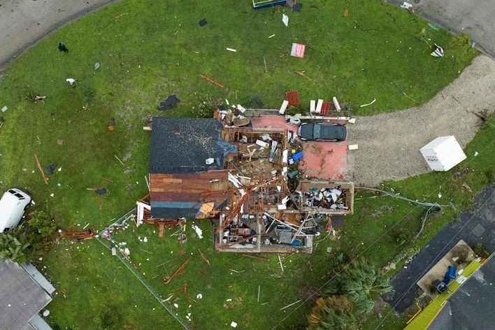 Một ngôi nhà ở TP Fort Myers, bang Florida (Mỹ) bị lốc xoáy phá hủy ngày 9-10. Ảnh: REUTERS