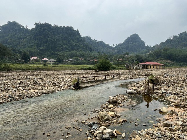 Lũ ống quét tàn phá đường sá, buộc dân bản di dời khẩn cấp