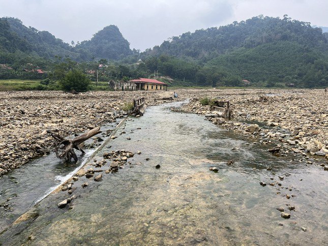 Cánh đồng lúa ven suối trước đây của đồng bào bản Ruộng, nay trở thành cánh đồng đá.