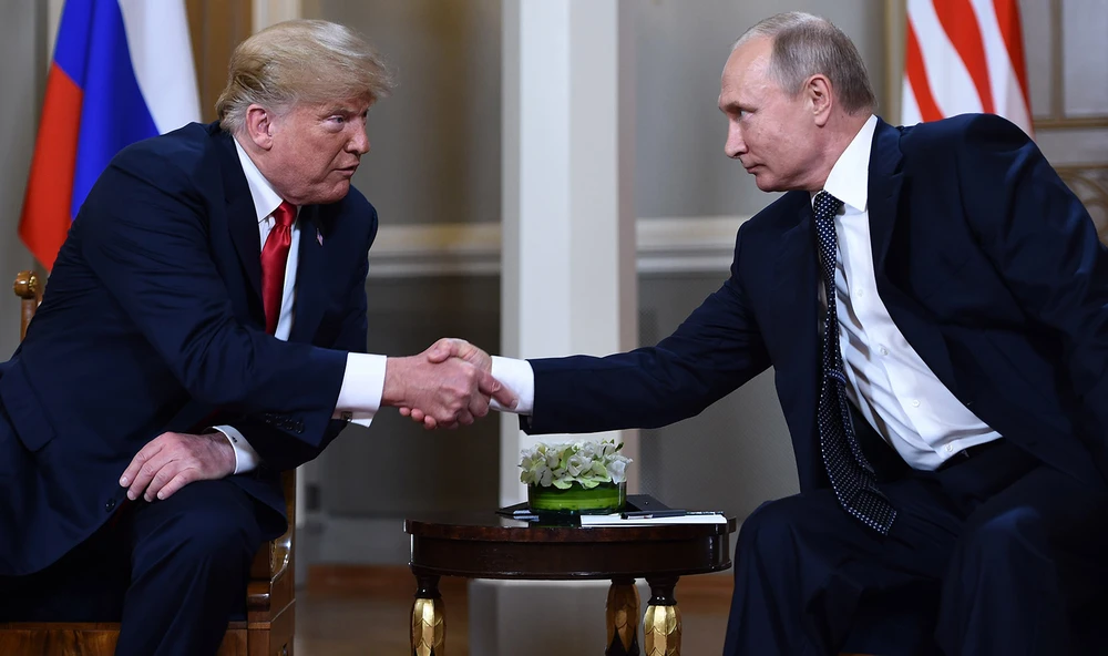 Ông Donald Trump - lúc bấy giờ là Tổng thống Mỹ và Tổng thống Nga Vladimir Putin trong hội nghị thượng đỉnh tại Helsinki (Phần Lan) năm 2018. Ảnh: CNN